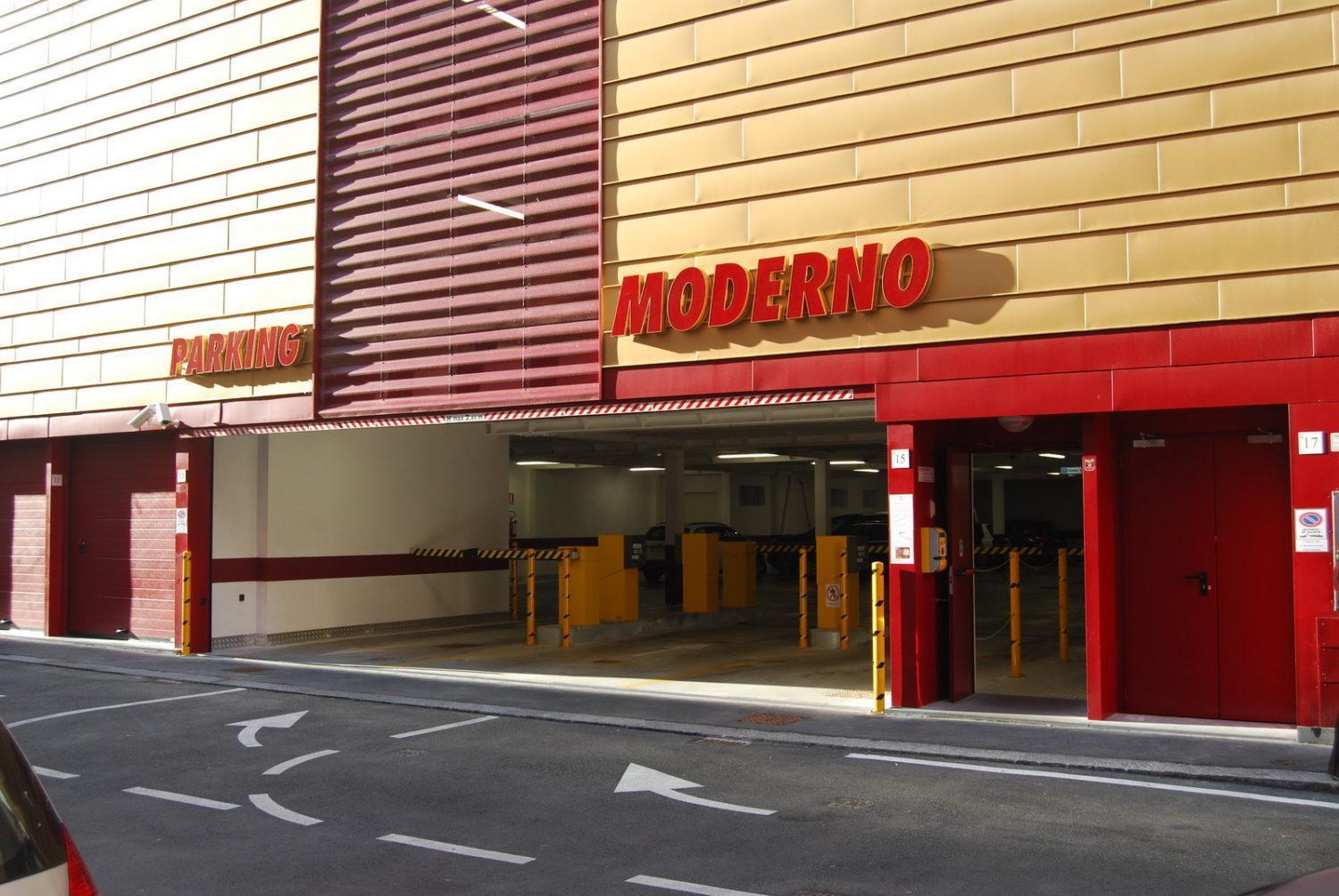 Appartamento Vicino Al Porto, Con Parcheggio Livorno Bagian luar foto